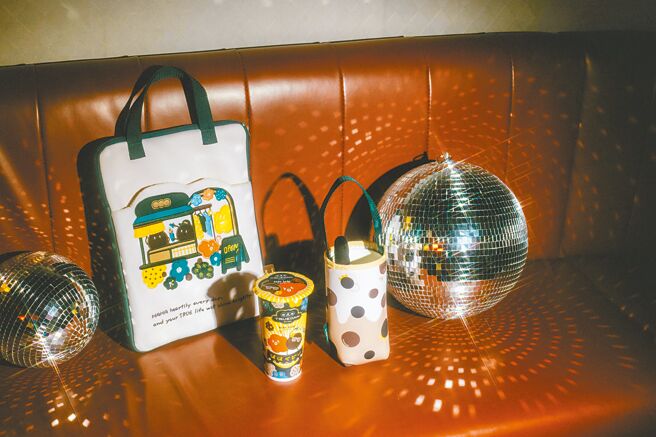 珍煮丹与人气YouTuber嘎嫂二伯品牌hahababy推出限量联名周边，FUN电脑包、BO温TEA袋。（珍煮丹提供）