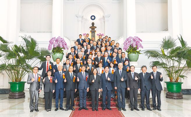 臺灣企銀三連霸勇奪玉山獎全國首獎，由總經理張志堅 （最後一排中間）及副總經理乙增祥（六排右二）代表獲蔡英文總統表揚。（臺灣企銀提供）