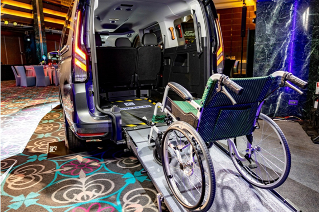 福特六和推出旅玩家福祉車車型，透過專屬斜坡板設計，可讓乘坐輪椅的乘客在家人幫助下輕鬆進出車廂，打破行動不變的繭居生活樣貌和界線。(業者提供)