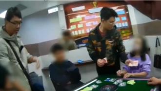 合法棋牌館卻非法聚賭 高雄便衣警抓賭客「看到了還說沒有」