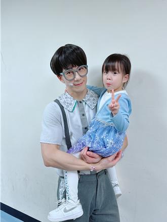 紀言愷演兒童音樂劇超浮誇 台上偷瞄女兒反應險凸槌