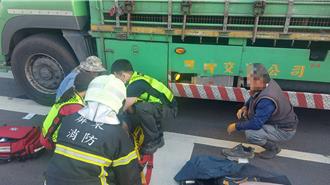 大貨車駕駛疑疲勞恍神撞機車 騎士卡車底警消急救援