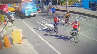 40輛腳踏車集體紅燈右轉民眾大傻眼！ 車隊領隊致歉