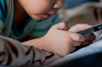 小学生涂鸦画18禁狗爬式 老师吓坏：不识字却已知情色