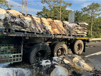 國1楠梓段火燒聯結車 滿載這1物「甜味」飄好幾公里