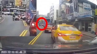 好疗癒！骑士遇塞车逆向骑 巧遇出勤警车撞击拦截