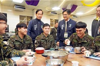 北市府副祕慰勞嵩山雷達站 帶羊肉爐、湯圓溫暖國軍的胃