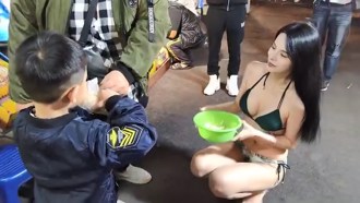 錢難賺！10度低溫「D奶辣模」賣芭樂 遊客包緊緊她只有比基尼