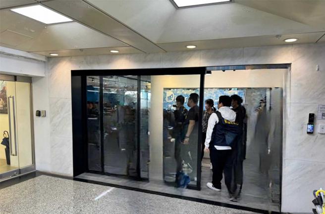 11月3日下午10多名检警带着搜索票前往位于大安区的Dcard公司，引起一阵骚动，这也是首宗社群媒体公司遭搜索。（图／民眾提供）