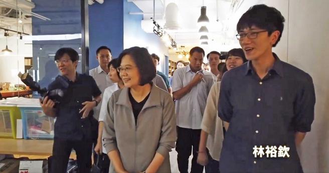 受到年轻世代瞩目， 2019年7月总统蔡英文亲自前往Dcard参访，还现场注册帐号，掀起另一波Dcard热。（图／翻摄自脸书「小英去哪里」）