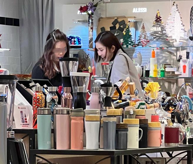 王宇婕似乎是買到變熟客，跟家飾品櫃姐互動很熱絡。（圖／讀者提供）