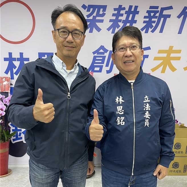 民眾黨新竹黨部主委、新竹市議員李國璋（左）預祝林思銘（右）高票連任。（林思銘團隊提供／羅浚濱新竹傳真）