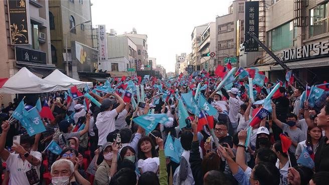 民眾黨16日在台南市中西區舉辦首場全台大造勢，現場民眾多為自發性到場支持者，在柯文哲進場時情緒沸騰。（中時資料照，程炳璋攝）