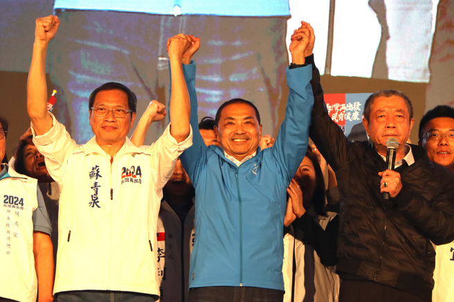 國民黨總統候選人侯友宜（中）17日至屏東造勢，過去挺郭立場鮮明的屏東議長周典論（右）首次替侯站台。左為國民黨不分區立委提名人、國民黨政策會副執行長蘇清泉。（資料照,謝佳潾攝）