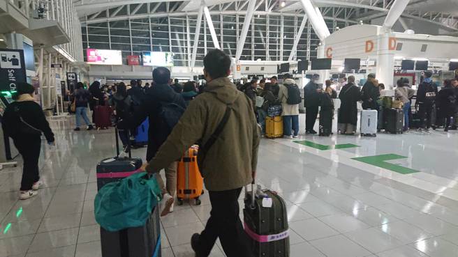 CI117班机17日晚间突停飞，全机近300名乘客措手不及。（读者提供）