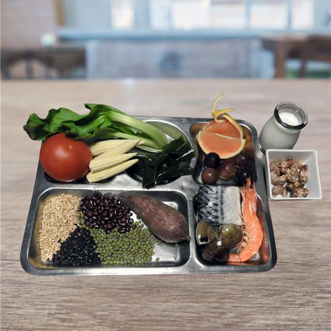 現代人生活節奏快，生活壓力大，情緒低落和心理不適的機率也相對增加。台南市立醫院營養師張麗娟建議，透過飲食調整可以提升心靈免疫力。（南市醫提供／洪榮志台南傳真）