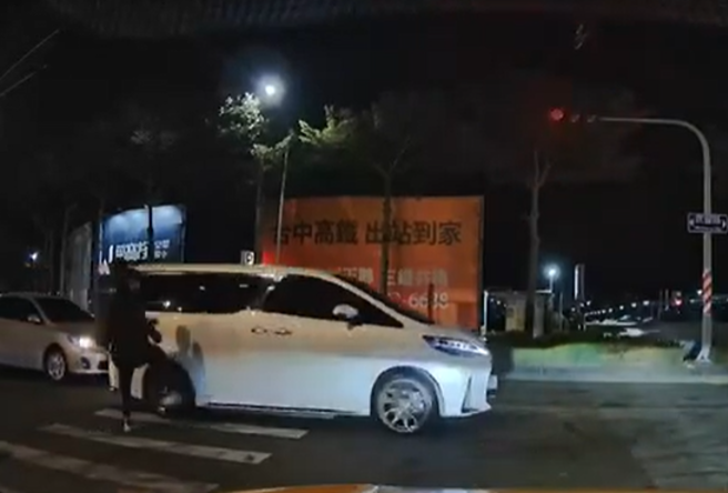 一名男子行經斑馬線，卻怒踹擋在前方的「阿法房車」遭4壯漢押走。(翻攝自爆料公社)