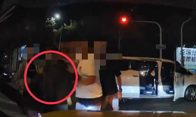 一名男子行經斑馬線，卻怒踹擋在前方的「阿法房車」遭4壯漢押走。(翻攝自爆料公社)