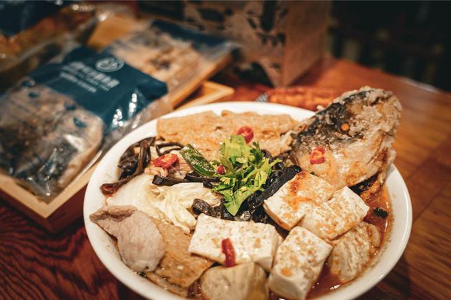 冬季车泊最适合煮一锅暖呼呼的沙锅鱼头火锅。图／君品Collection提供