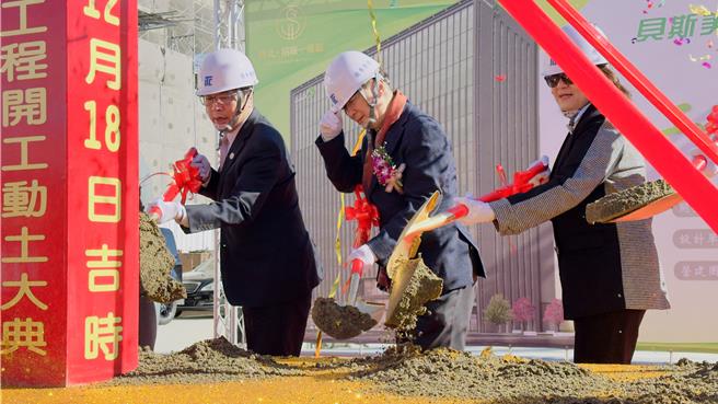 新北市副市长刘和然与贝斯美德公司董事长熊道存一同用金铲铲土，祈求开工顺利。（吕健豪摄）