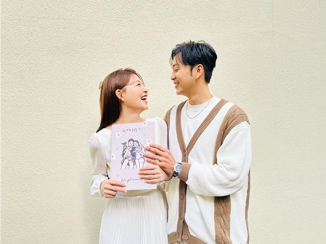 張書偉和謝京穎正式登記結婚。（民視提供）