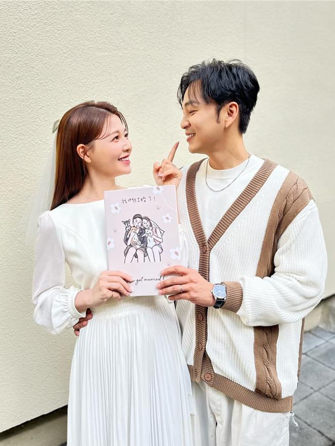 張書偉和謝京穎正式登記結婚。（民視提供）