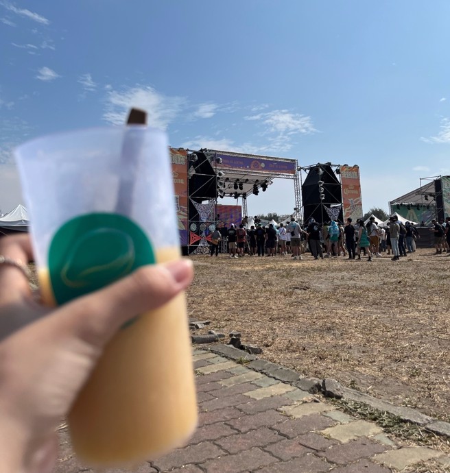 台灣音樂產業環保意識抬頭，業者與活動方合作，提供循環餐具租借服務。圖為2022年浪人祭。（圖片來源/讀者提供）