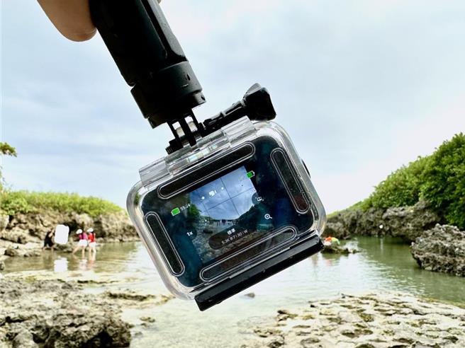 台北35歲廖姓男子利用運動攝影機Gopro體積小、好隱蔽的特點，5年來在大台北地區至少偷拍上千名女性的裙底風光，其中不乏多名女學生，上網販售不法所得高達382萬元。高雄地檢署日前接獲檢舉、成立專案小組，北上成功逮人，在廖男電腦中發現大量分類詳細的不雅影像，訊後依兒童及少年性剝削防制條例等罪、向法院聲請羈押獲准。（示意圖，本報資料照片）