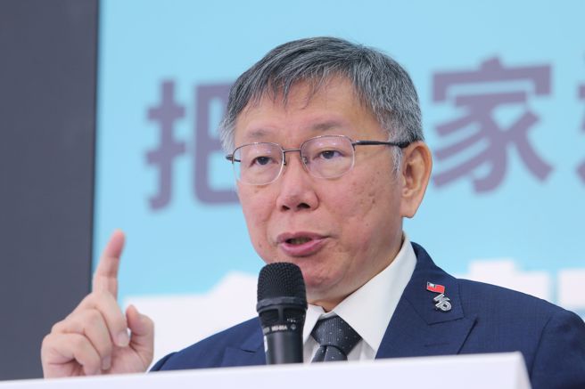 民眾党总统候选人柯文哲18日发表金融政策，对于有深蓝社团质疑他别上国旗徽章是为了抢韩粉票，柯文哲表示，台湾不是民进党的专利，国旗也不是国民党的专利。（黄世麒摄）