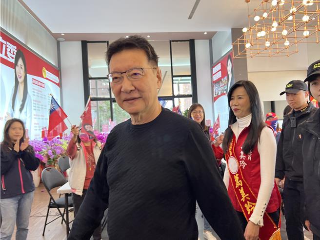 绿批用公司财产图利自己，赵少康18日回应：「我缴了20万元租金是要图利谁呢？」强调是临危受命，11楼本来就是空的，租下来也让中广多一份收入，「不然我要流落街头吗？」(蔡依珍摄)