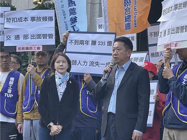 机师工会理事长李信燕（左）代表递交陈情书，交通部航政司简任技正杨博文（右）代表收下。（蔡亚桦摄）