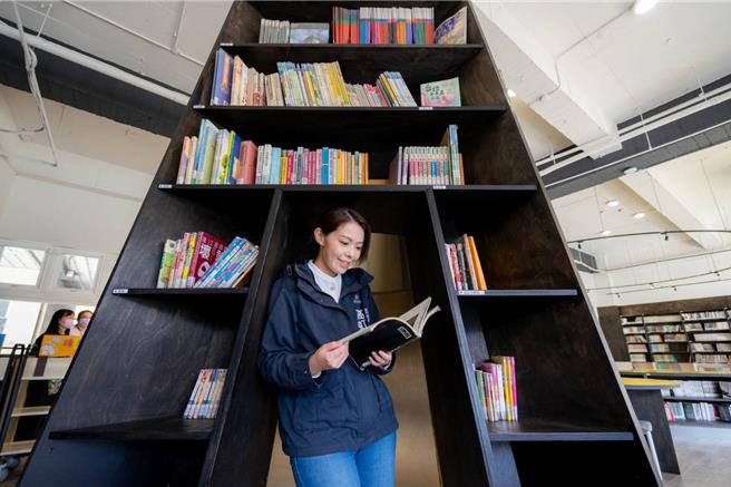 新竹市關東國小「社區共讀站—閱讀夢想屋」近日落成啟用，孩子可在充滿陽光、寬敞、舒適的閱讀夢想屋享受閱讀，市長高虹安也搶先前往體驗。（新竹市政提供／陳育賢新竹傳真）