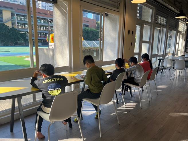 新竹市關東國小「社區共讀站—閱讀夢想屋」近日落成啟用，孩子可在充滿陽光、寬敞、舒適的閱讀夢想屋享受閱讀。（新竹市政提供／陳育賢新竹傳真）