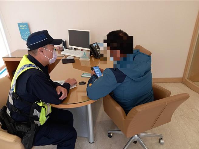 清水警分局指出，詐團要張男（右）到銀行開辦網路帳號使用，銀行員察覺有異通報，警方到場勸阻，男子驚覺自己險成詐欺共犯。（清水警分局提供／張妍溱台中傳真）