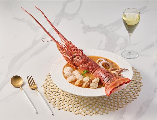 「王品严选龙虾海鲜番茄汤」以浓郁的番茄汤为基底，添入丰富海鲜。（王品提供）