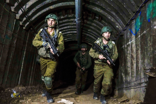 為何美西方國家的貧窮對手能夠發展出「白菜化」（商品化）武器（甚至於連「系統」都沒有），進而對抗美西方國家「高精尖」武器系統？圖為哈瑪斯地道。（圖／美聯社）