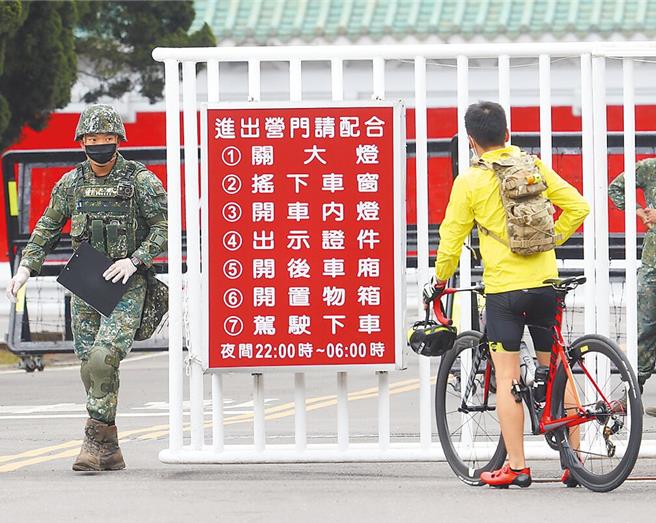 军安条例三读通过，军事迷拍摄战机起降，非禁止范围。本报资料室