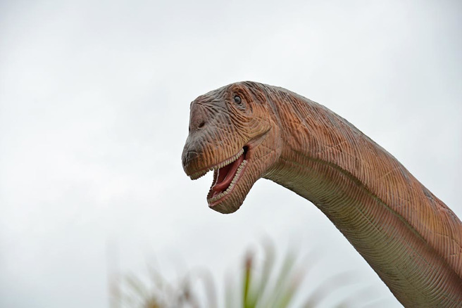 北京一名女子豪砸44万元买下15公尺高的腕龙模型放院子，不料却将邻居吓到失眠。（示意图／达志影像）