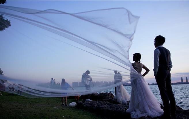 韩国去年登记结婚不到5年的初婚新婚夫妇共81万5357对，其中双薪水、无子女的「顶客族」多达23万4066对，占比28.7％。图为示意图。（路透社）