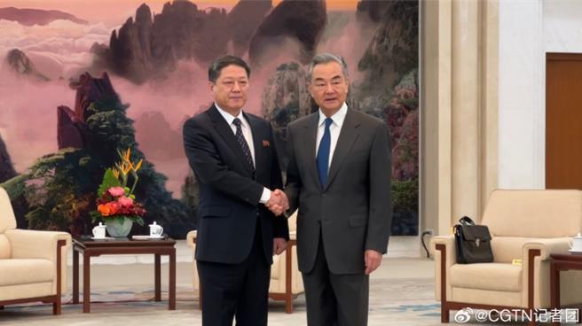 中共中央政治局委员、大陆外交部长王毅（右）18日在北京会见北韩外务省副相朴明浩。（图／取自CGTN记者团微博）