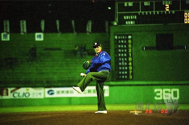 前总统李登辉主持第一届金龙旗青棒赛开幕典礼致词暨开球(国史馆提供)