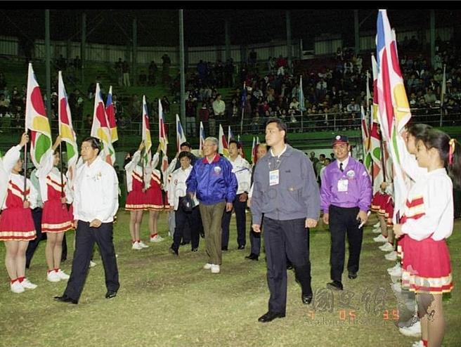 前总统李登辉主持第一届金龙旗青棒赛开幕典礼致词暨开球(国史馆提供)