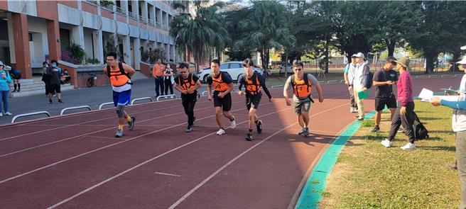 林业署嘉义分署招考巡山员，考生背负20公斤沙包跑走1500公尺。（林业署嘉义分署提供／廖素慧嘉市传真）