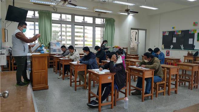 林业署嘉义分署招考巡山员，术科过关考生于17日在嘉义高工笔试。（林业署嘉义分署提供／廖素慧嘉市传真）