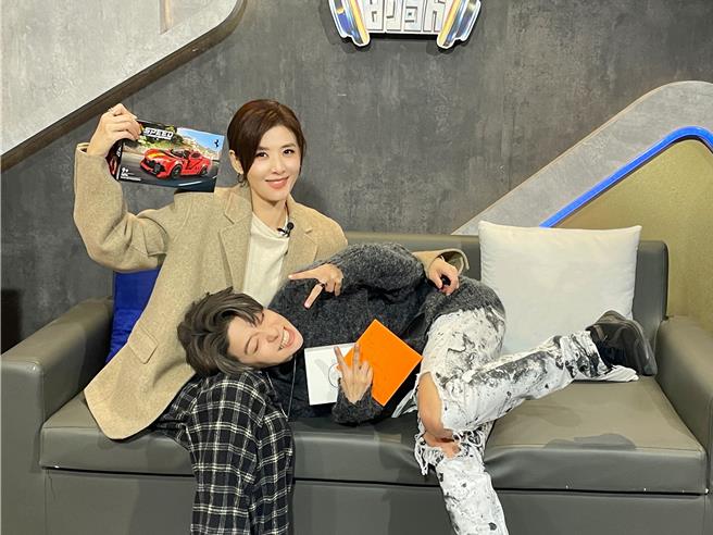 苏慧伦与Amber 好情谊现场交换礼物。（相信音乐提供）