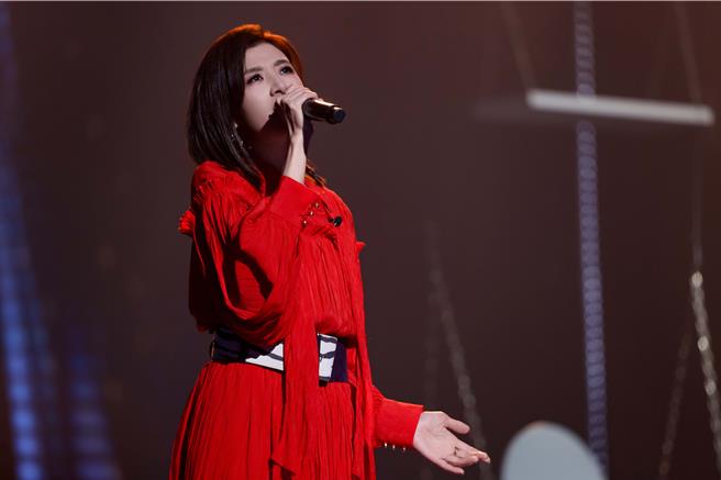 苏慧伦演唱〈被动〉感动全场。（相信音乐提供）