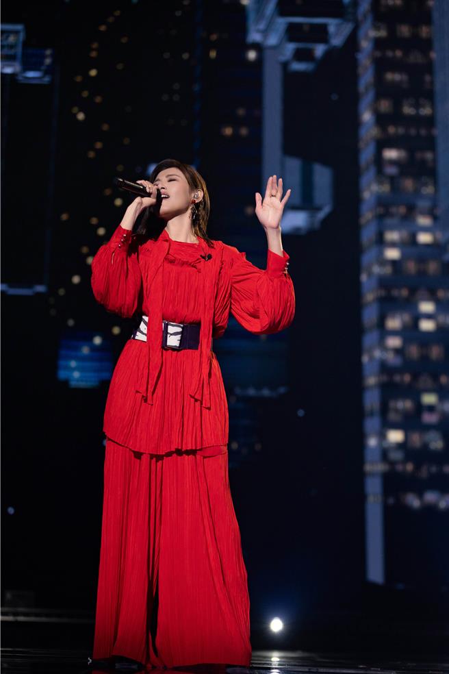 苏慧伦演唱〈被动〉感动全场。（相信音乐提供）