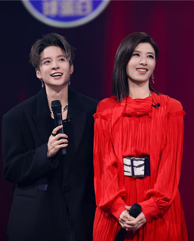 苏慧伦与Amber 刘逸云合唱〈被动〉。（相信音乐提供）