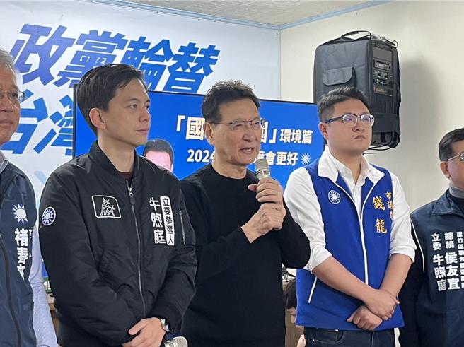 国民党副总统候选人赵少康（左三）炮轰蔡英文总统「民主独裁」。（陈梦茹摄）