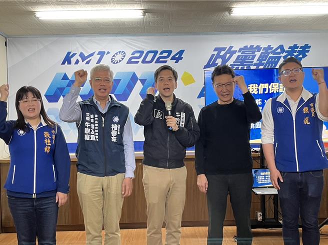 国民党副总统候选人赵少康18日在桃园进行车扫造势活动后，赴桃园一选区立委参选人牛煦庭「政见牛肉麵」会场举行记者会。（陈梦茹摄）